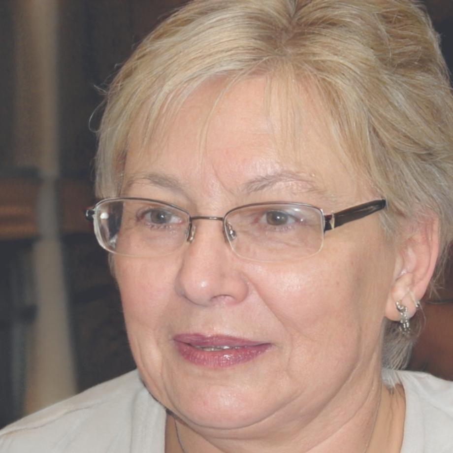 Astrid Pembroke explaining operational systems